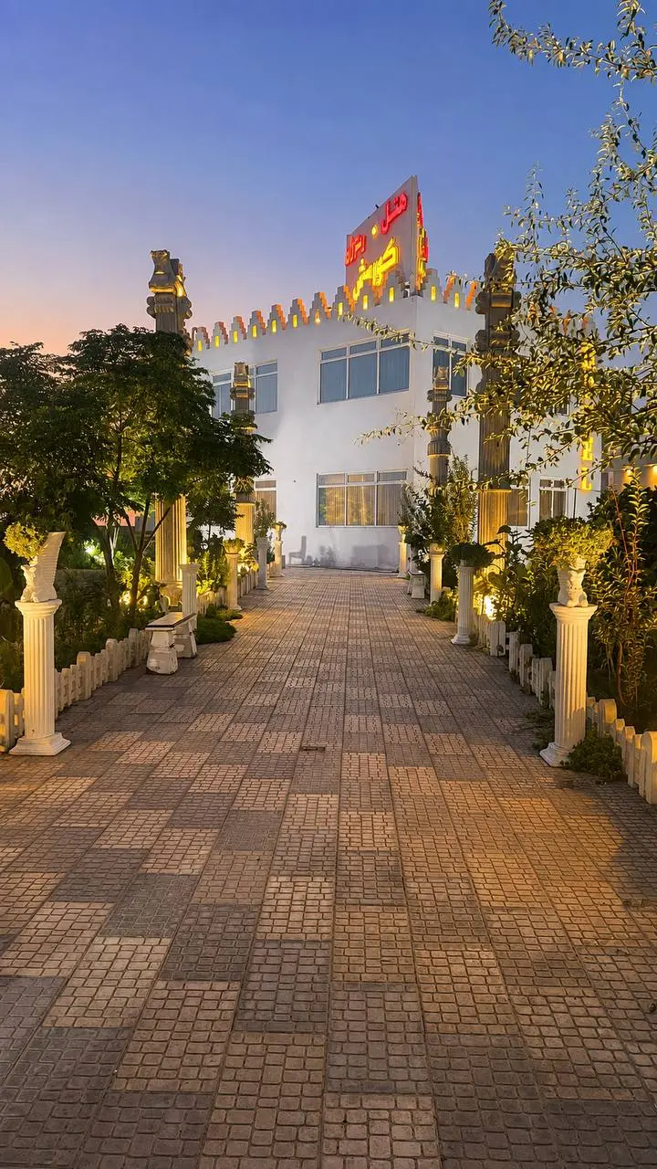 نمای شب هتل کوروش